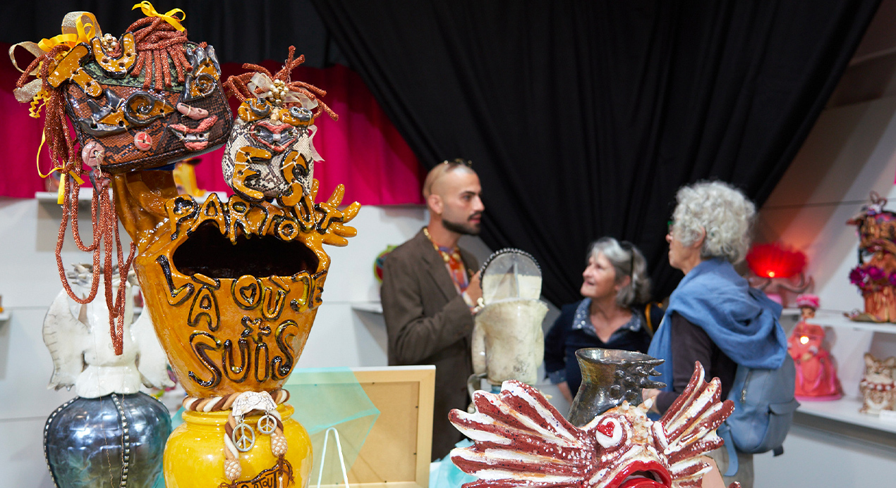 Discussion avec l'artiste autour d'un verre lors de la soirée de lancement des peins feux d'AMCH